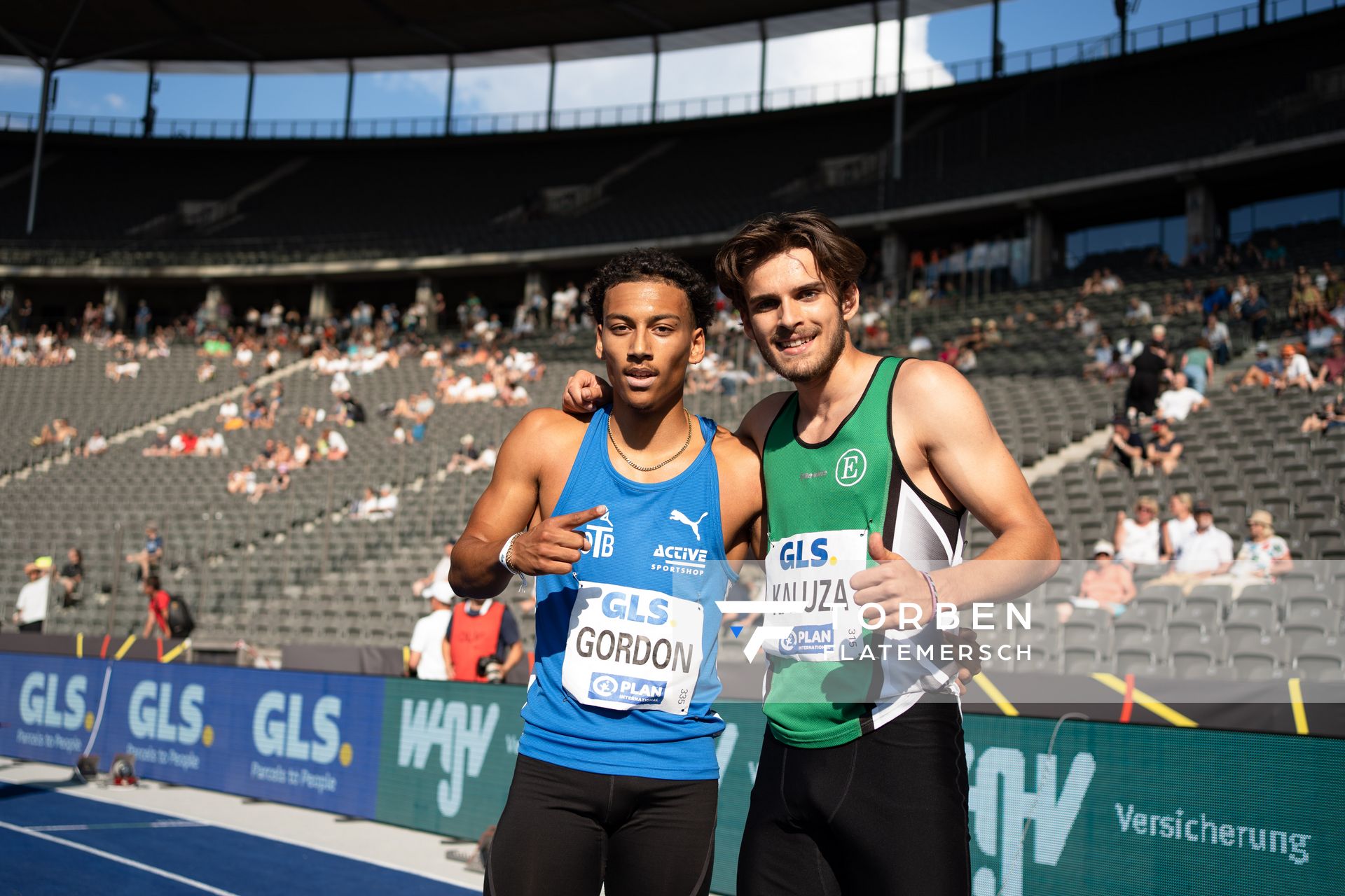 Jordan Gordon (OTB Osnabrueck) und Niclas Jan Kaluza (Eintracht Hildesheim) nach dem 400m Huerden Finale waehrend der deutschen Leichtathletik-Meisterschaften im Olympiastadion am 26.06.2022 in Berlin